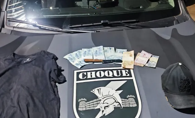 Após ameaçar funcionários de farmácia, homem tenta trocar de roupa e acaba preso
