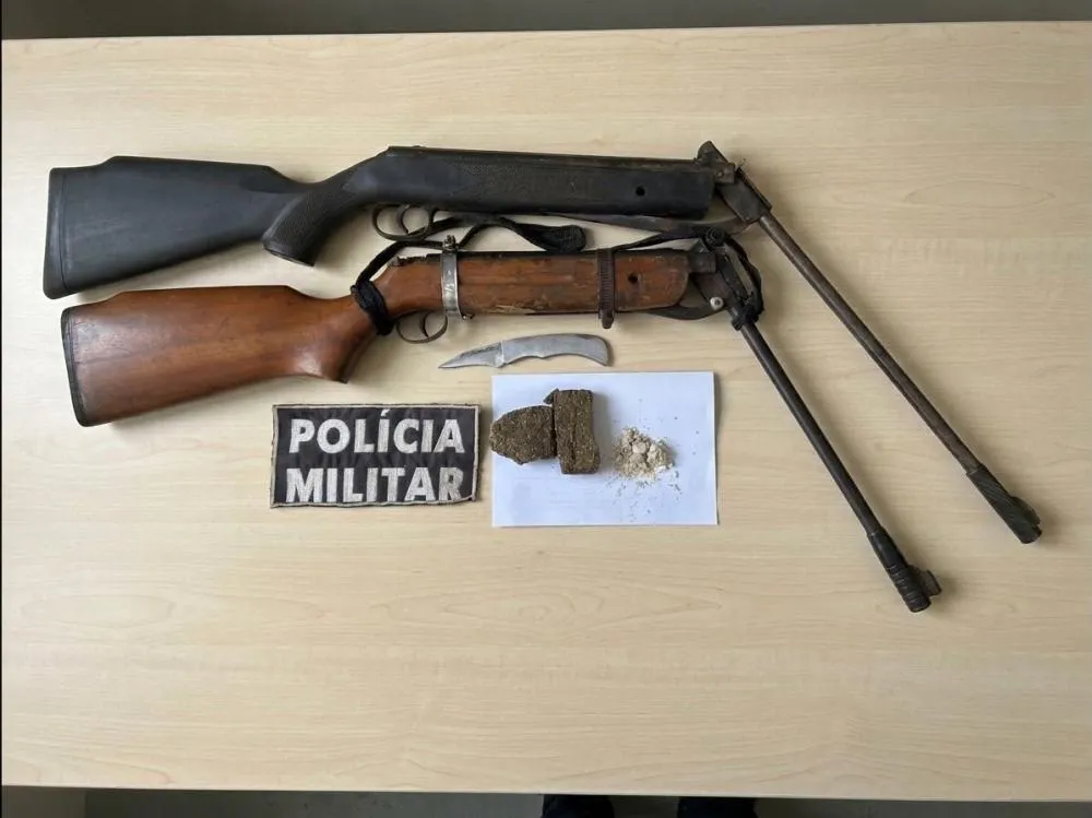 Polícia prende homem por violência doméstica e apreende armas de fogo e drogas