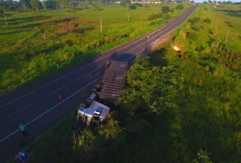 Carreta que transportava gado tomba na BR-267