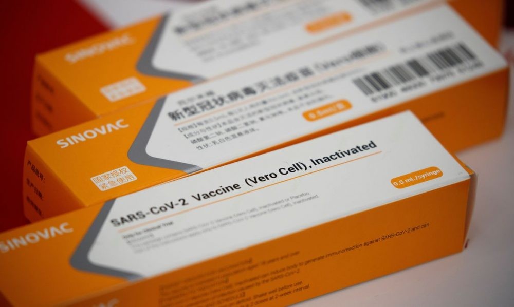 Brasil anuncia chegada de IFA para 32 milhões de doses de vacina
