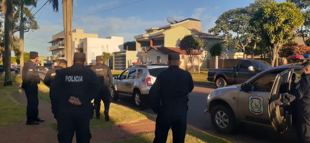 Policiais aguardam para levar prefeito de Pedro Juan para quarentena