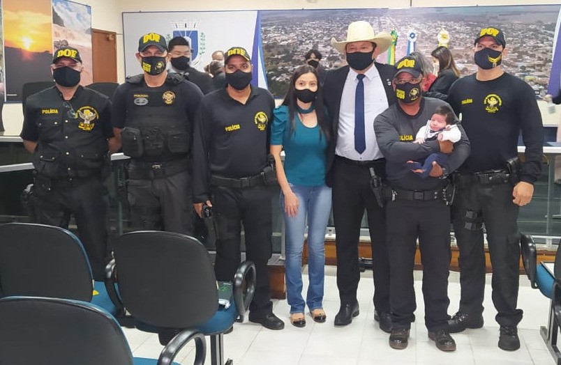 Policiais que realizaram parto em rodovia recebem Moção na Câmara de Amambai
