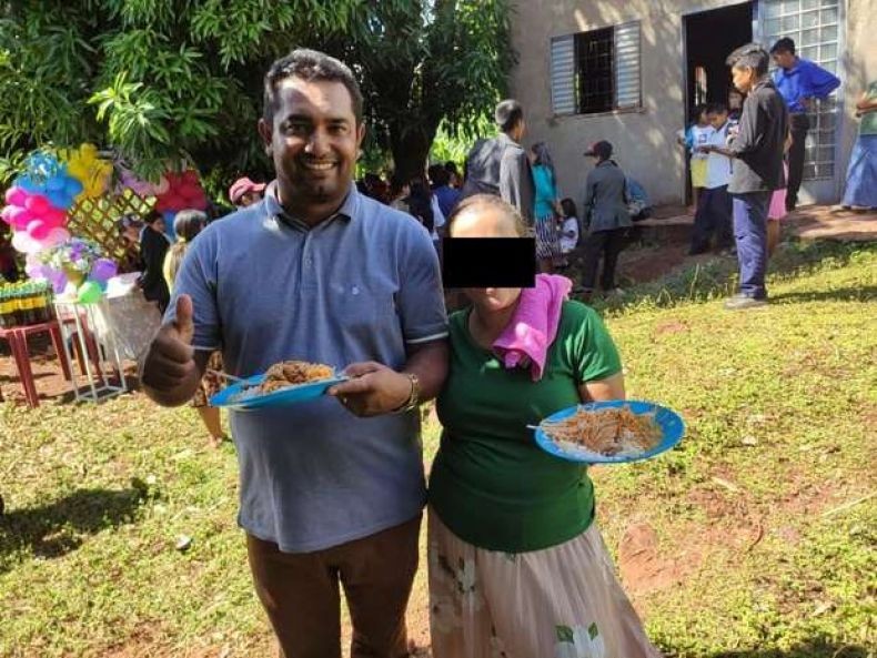 Vice-prefeito promove aglomeração em aldeia indígena e debocha: “vivo pela fé”