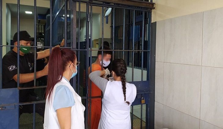 Presos indígenas e idosos são imunizados contra Covid-19 em presídios de MS