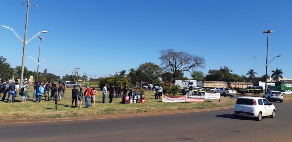 Comerciantes protestam contra toque de recolher às 21h em Dourados
