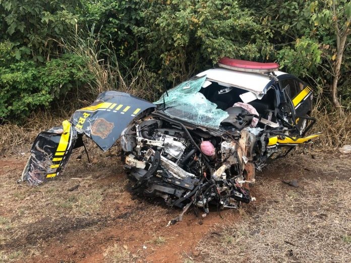 Policial fica ferido em acidente com viatura da PRF e carreta na BR- 163
