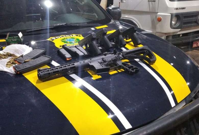 Perseguição termina com armas, munições e 850 quilos de drogas apreendidas