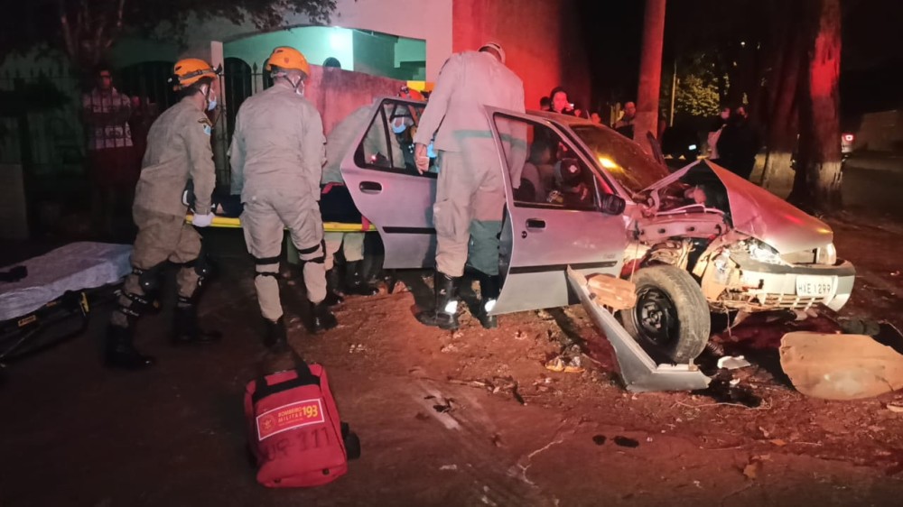 Motorista perde controle do carro e bate em árvore em Dourados