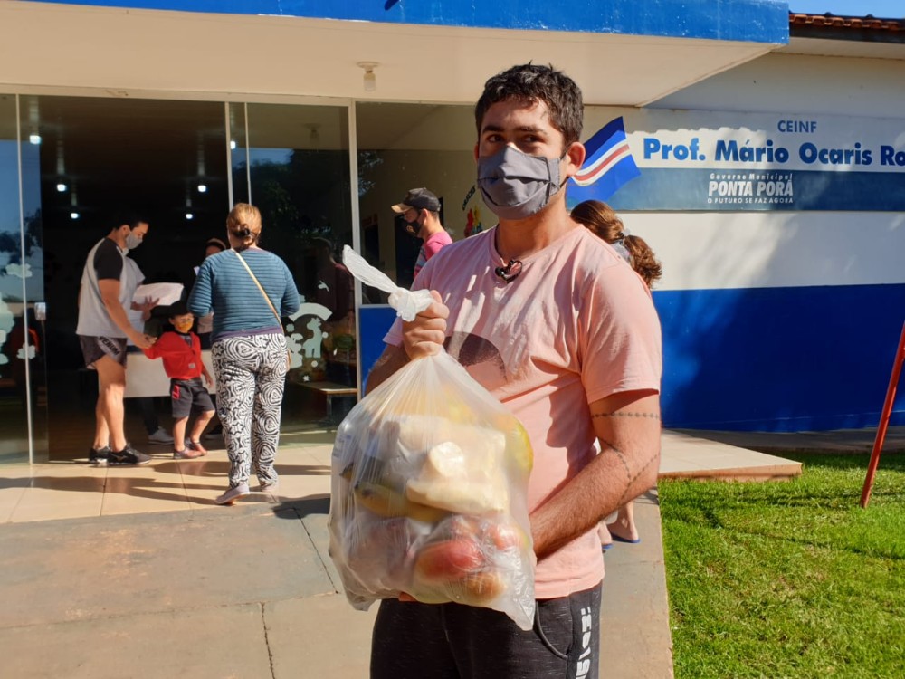 Educação entrega cestas de alimentos para famílias de estudantes da REME de Ponta Porã