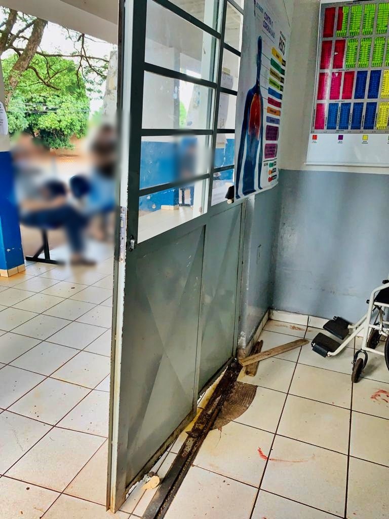 Homem quebra porta de posto de saúde e é detido pela GM em cidade de MS