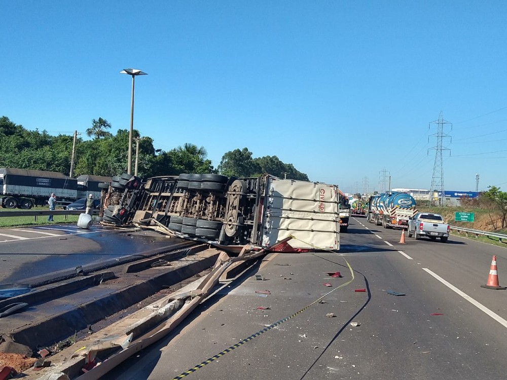 Embriagado, motorista de carreta tomba no macro anel de Campo Grande