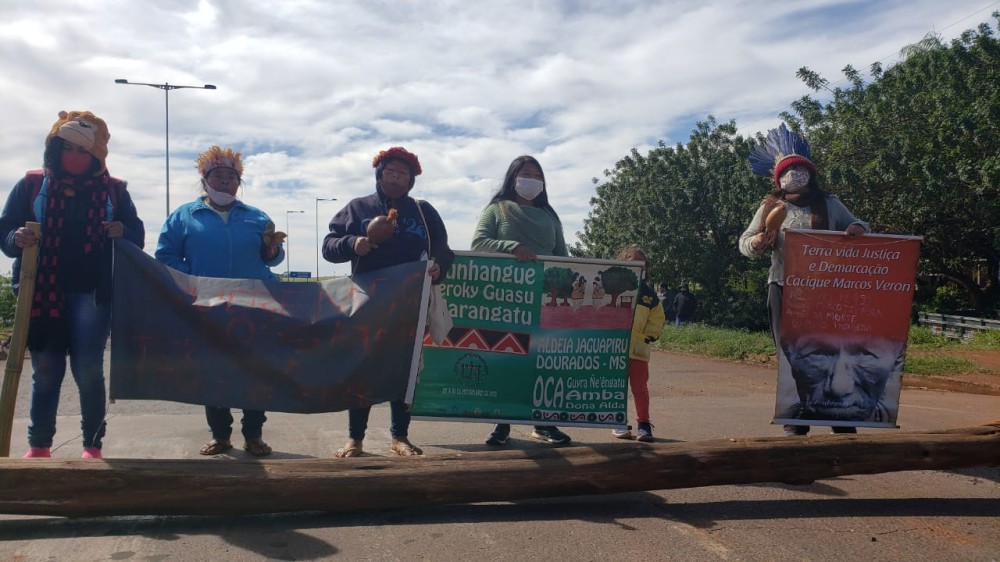 Enquanto aguardam julgamento no STF, indígenas bloqueiam rodovias em MS