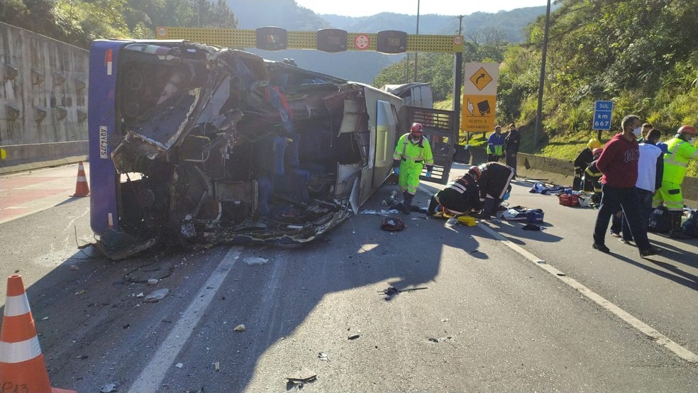 Ônibus com time do Umuarama Futsal tomba, deixa 2 mortos e fere 20; assista