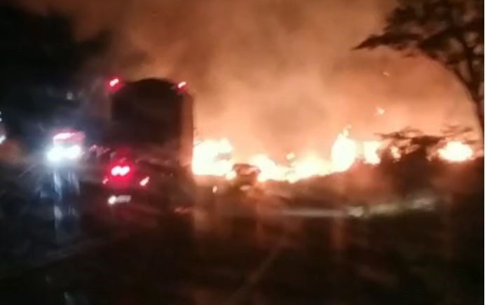 Incêndio em carreta com celulose interditou BR-158 e atingiu vegetação
