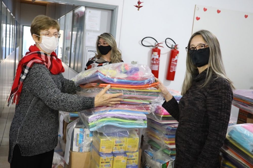 Escolas e Ceinf's de Ponta Porã recebem kits de material