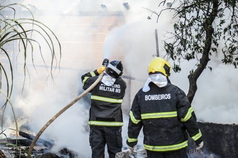 Família com 9 crianças perde tudo em incêndio na capital