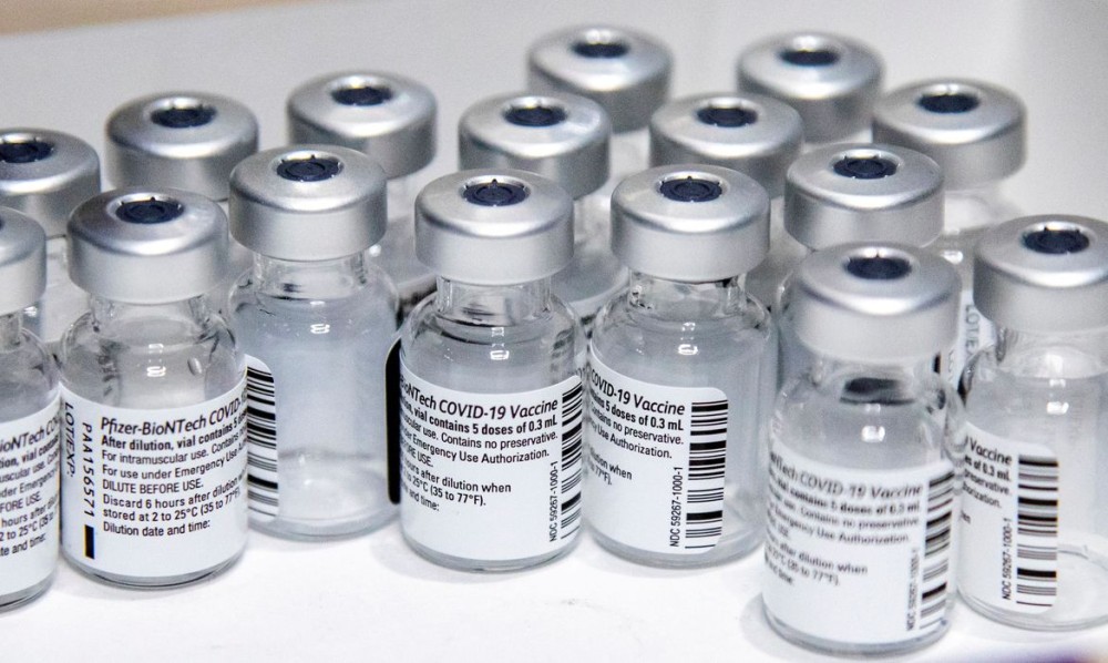 Mais 2,1 milhões de doses da vacina da Pfizer chegam em Viracopos