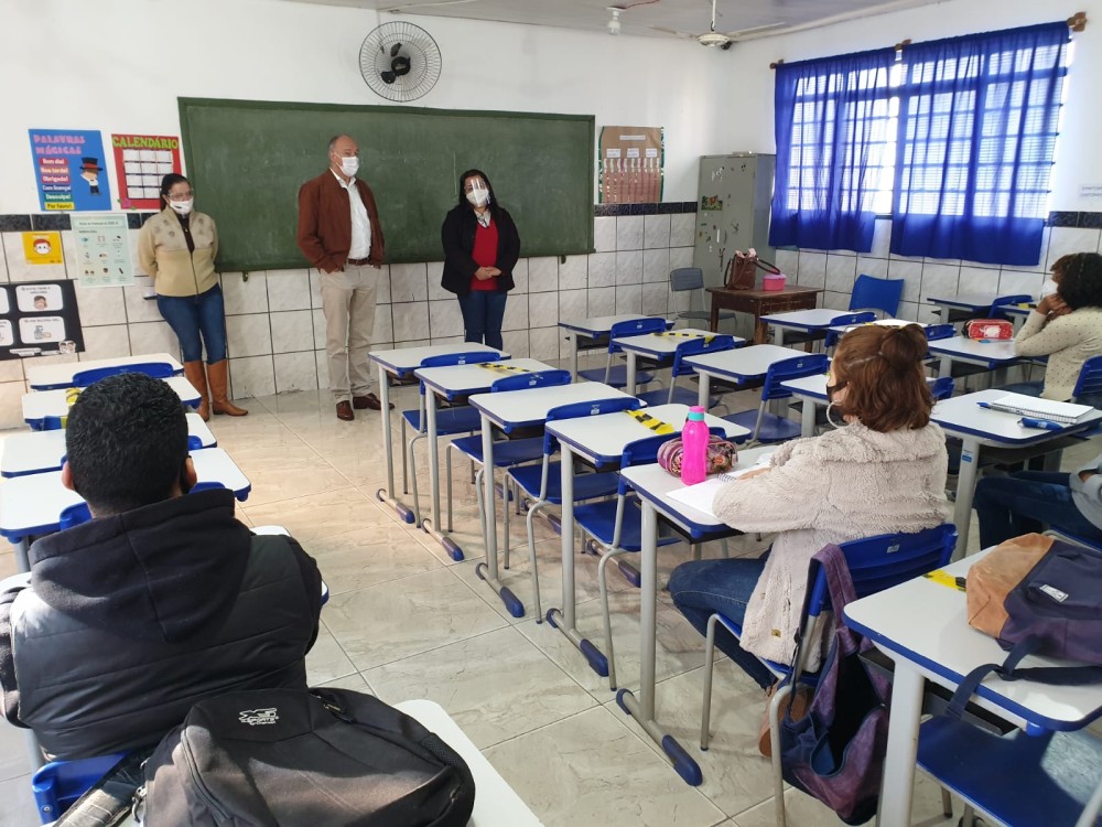 Hélio Peluffo visita escolas no retorno às aulas em Ponta Porã