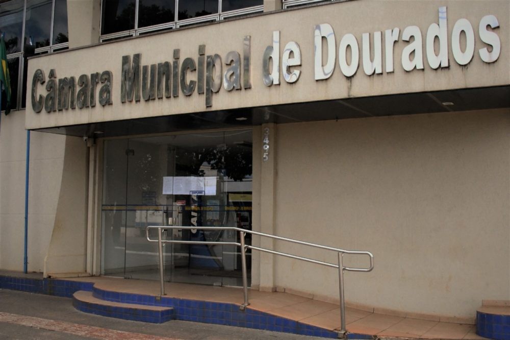 Com dois servidores com coronavírus, Câmara de Dourados suspende atividades