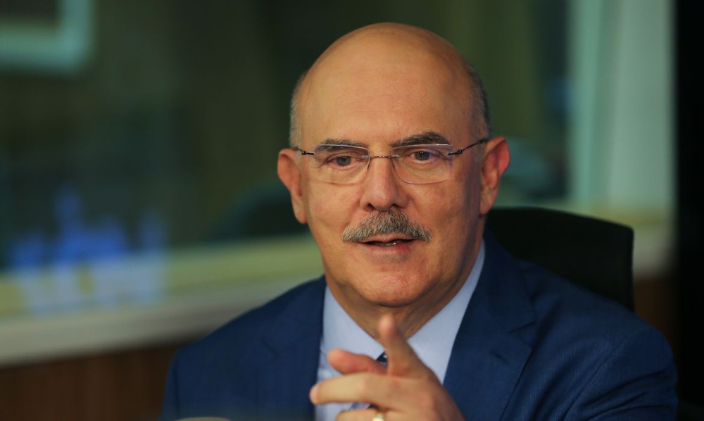 Ministro assina portaria com orientações para aulas presenciais