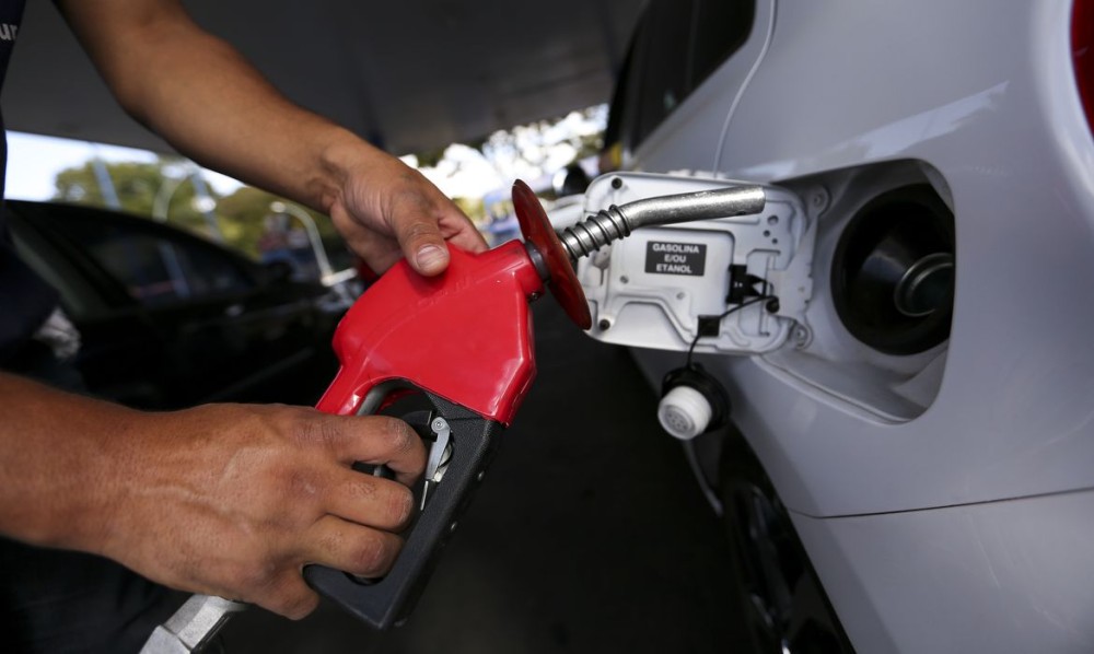 Litro da gasolina sobe R$ 0,09 nas refinarias da Petrobras