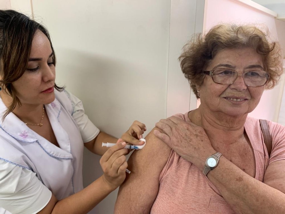 Estado inicia vacinação em idosos com dose de reforço