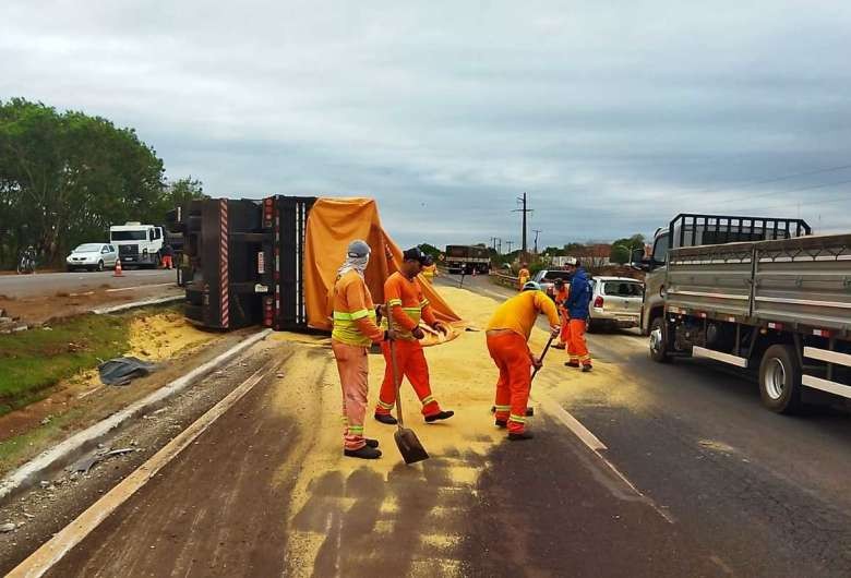 Carreta tomba e espalha 32 toneladas de farelo de soja na BR-163