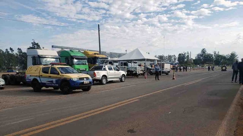 Bloqueios de caminhoneiros pró-Bolsonaro continuam em MS