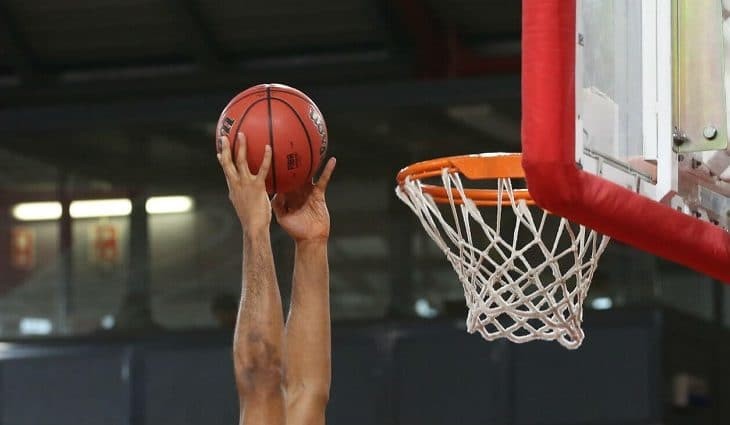 Curso teórico-prático de basquete abrange mais de 10 temas; inscrições gratuitas