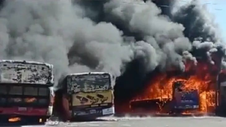 Incêndio destrói 9 ônibus de transporte coletivo no Paraguai