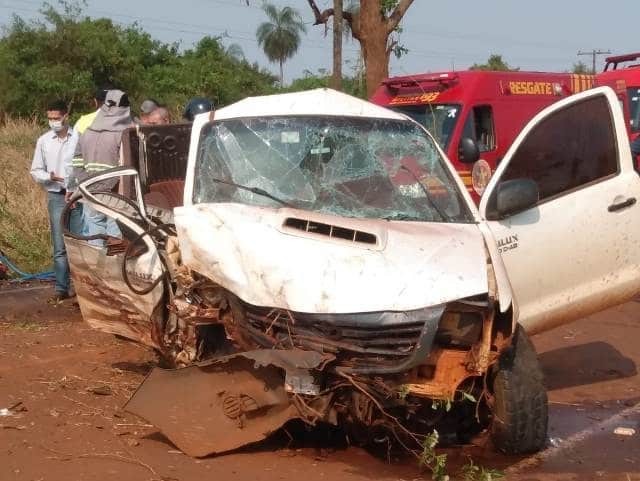 Caminhonete fica destruída após condutor bater em árvore