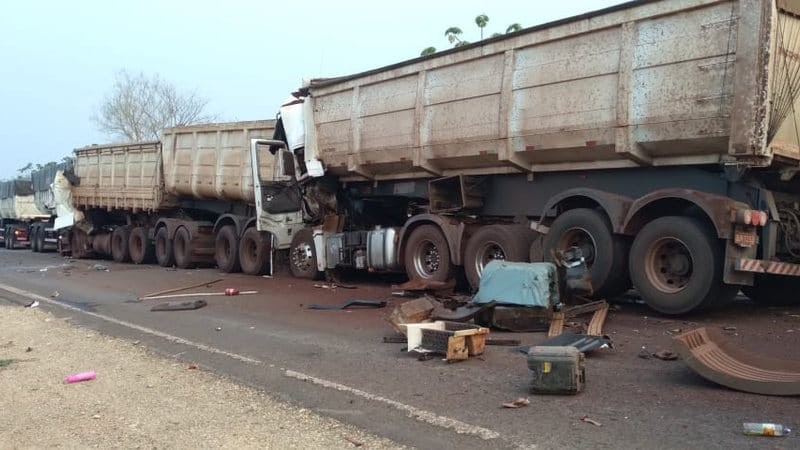 Grave acidente deixa 2 caminhoneiros mortos na BR-262; assista