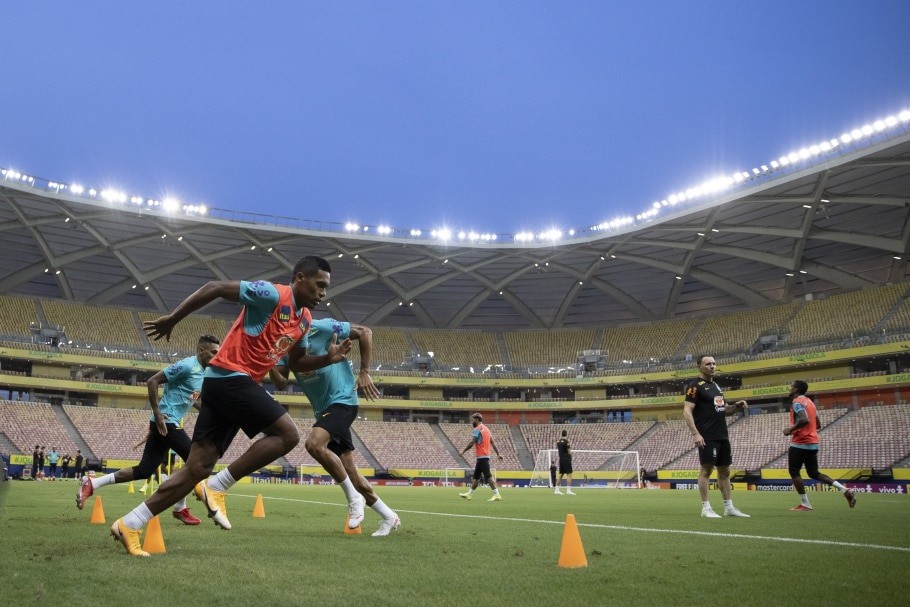 Seleção Brasileira entra em campo contra o Uruguai nesta quinta
