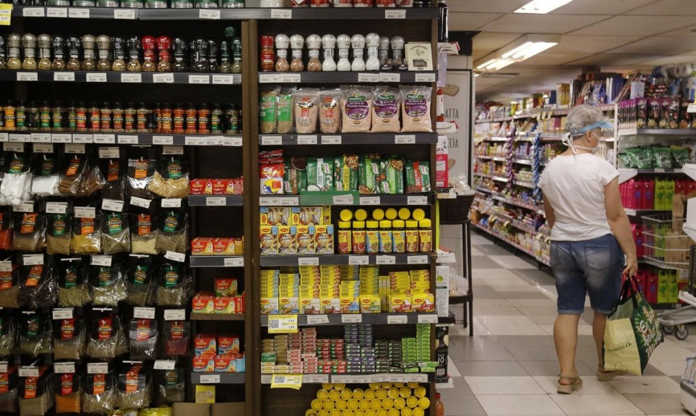Consumo nos lares brasileiros recua 2,33% em agosto
