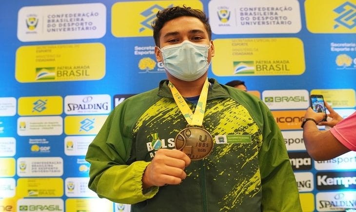Erick Taira domina as disputas do karatê e coloca a medalha dourada no peito