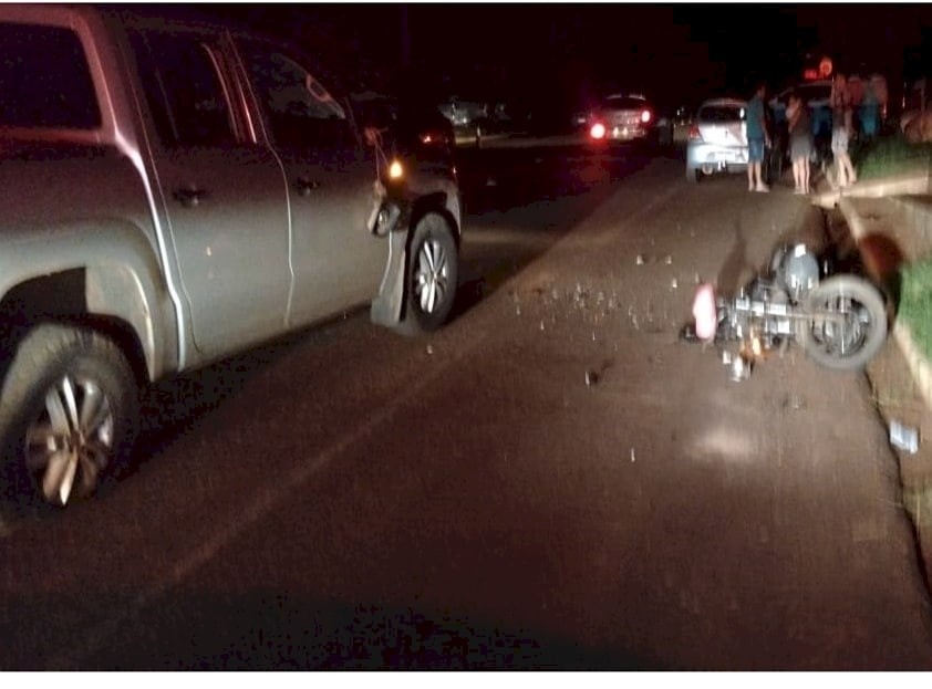 Homem morre após colidir moto em carros parados