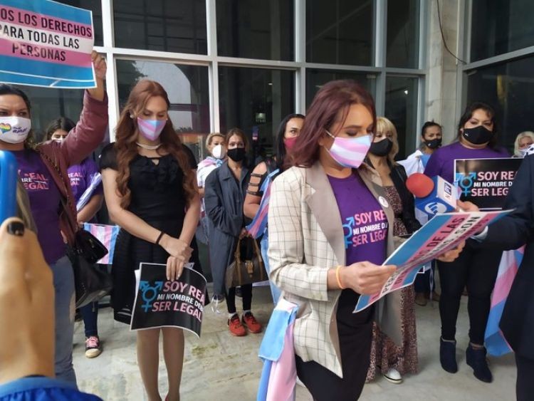 Transexuais pedem mudança de identidade no Paraguai