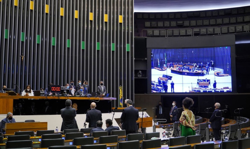 Avança na Câmara projeto do 14º salário a aposentados do INSS