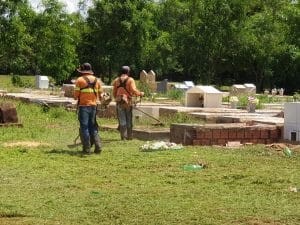 Cemitérios de Ponta Porã passam por limpeza para o Dia de Finados
