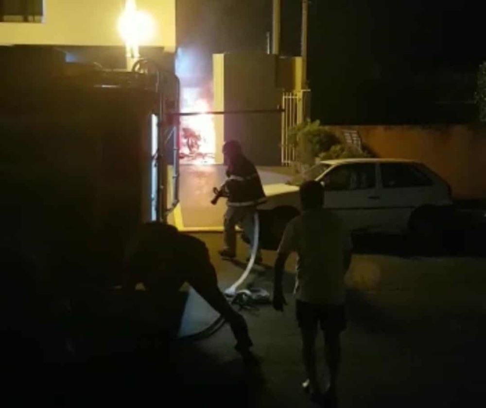 Bombeiros atendem incêndio em uma pizzaria nas proximidades do Aeroporto