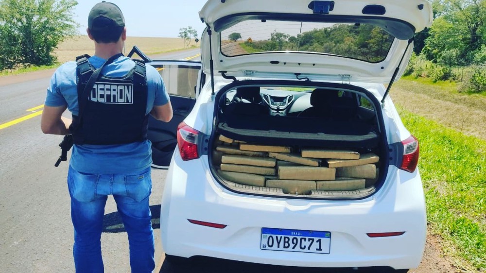 Traficante foge, mas batedor é preso e 326 quilos de maconha são apreendidos em Ponta Porã