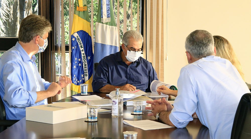 Reinaldo Azambuja recebe versão final do Plano Estadual de Resíduos Sólidos