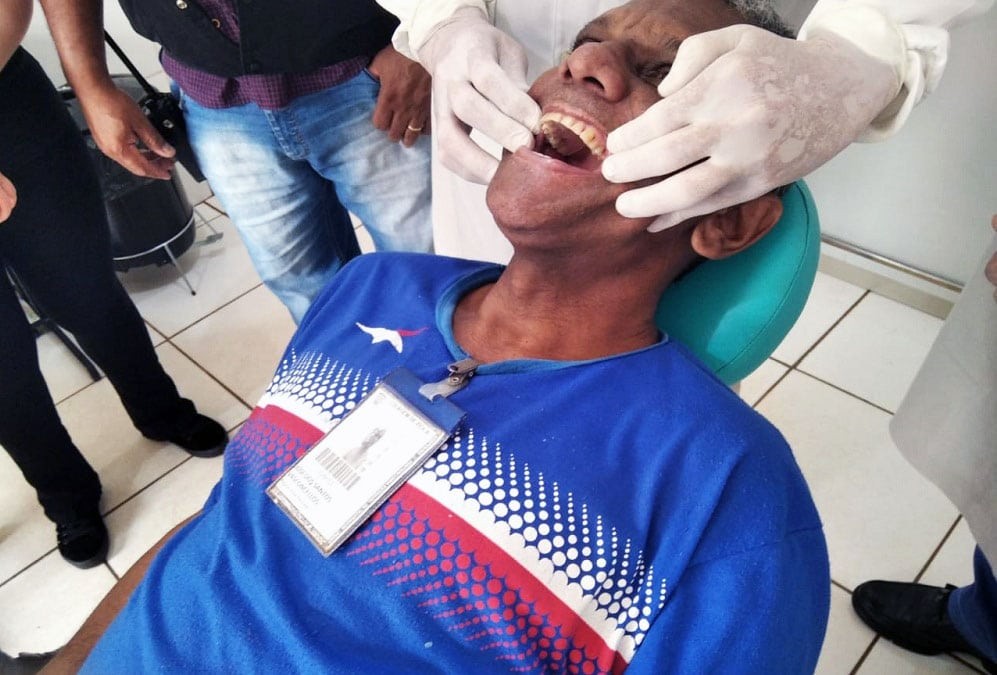 PED resgata autoestima de reeducandos com próteses dentárias gratuitas