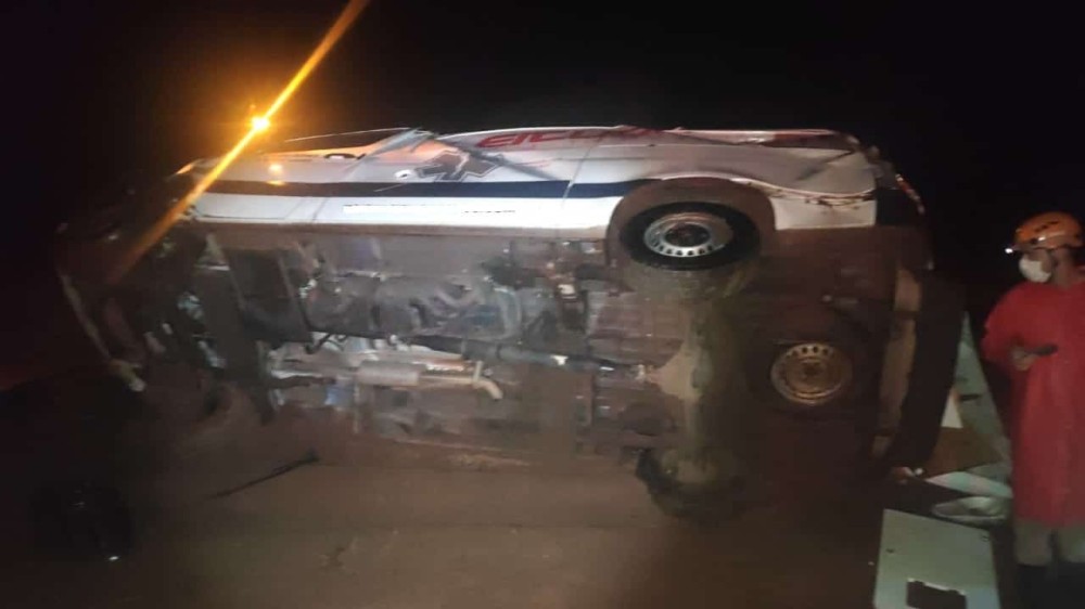 Ambulância capota na BR-262 e deixa 3 feridos