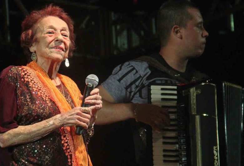 Delinha é internada após cair e bater com a cabeça