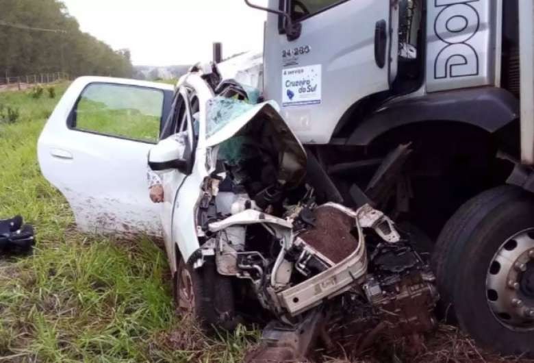 Acidente entre carro e carreta mata 4 pessoas em MS