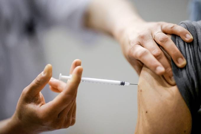 Intervalo da dose de reforço da vacina passa de 6 para 5 meses para todos os adultos