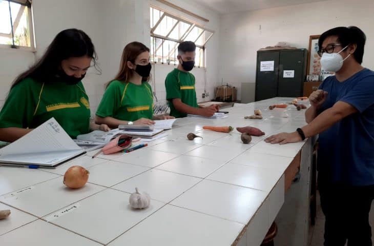 Agroecologia com práticas laboratoriais é desenvolvida em escola de MS