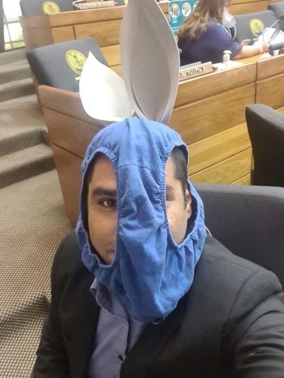 Deputado paraguaio participa de sessão com orelha de burro e cueca na cabeça