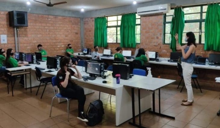 Oficinas tecnológicas são ministradas em escola estadual